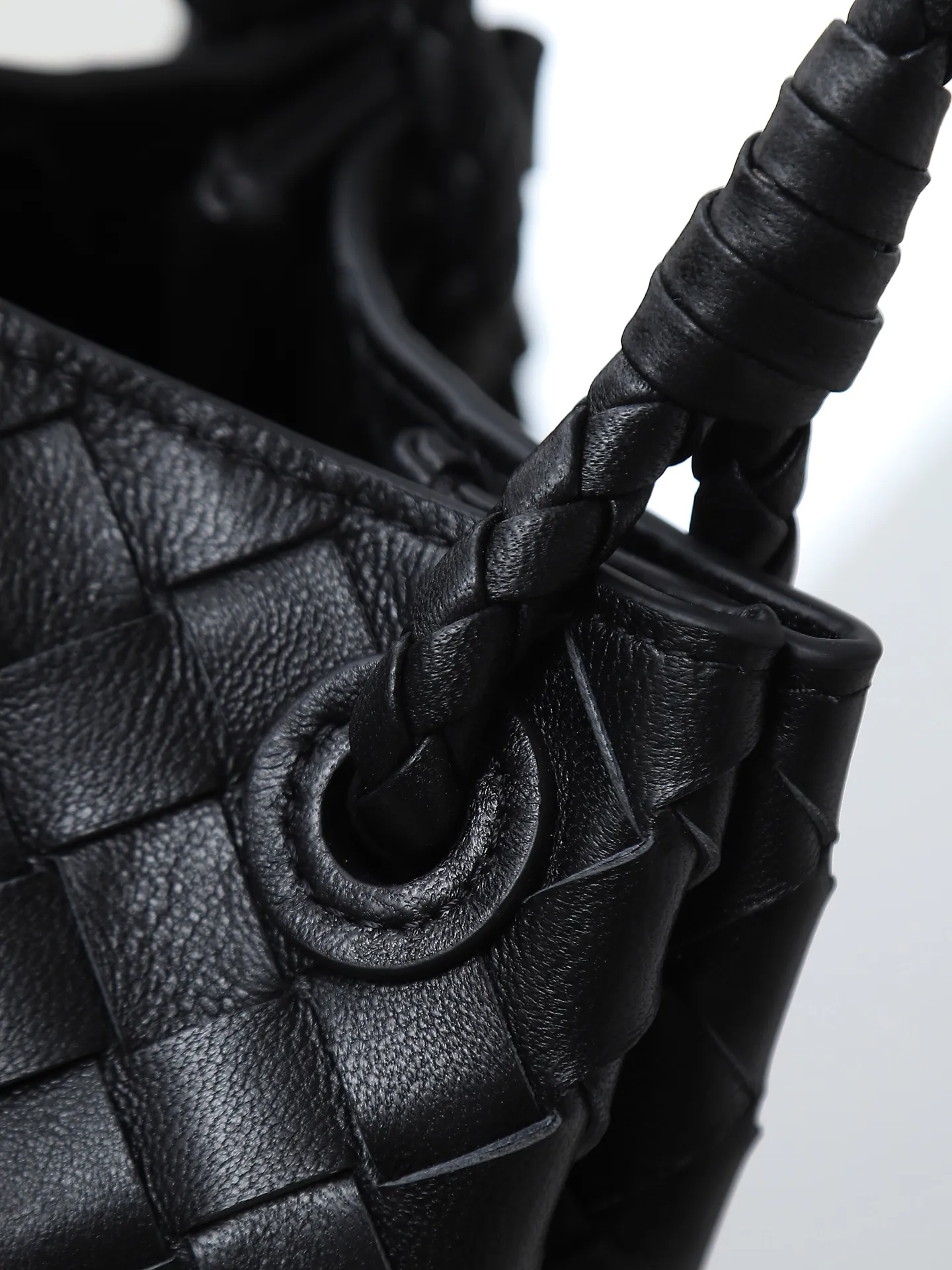 1300. BV's new intrecciato woven leather shoulder bag 🪂 835921 comes with a detachable diagonal shoulder strap and comes with a mini bag inside. The appearance retains the unique design of BV woven leather. The parachute bag is a bag that makes people fall in love before seeing the real thing. The small golden knot embellishment is full of simple and high-end sense to meet your needs in different occasions. Size: 29.5X18.5X17.5cm